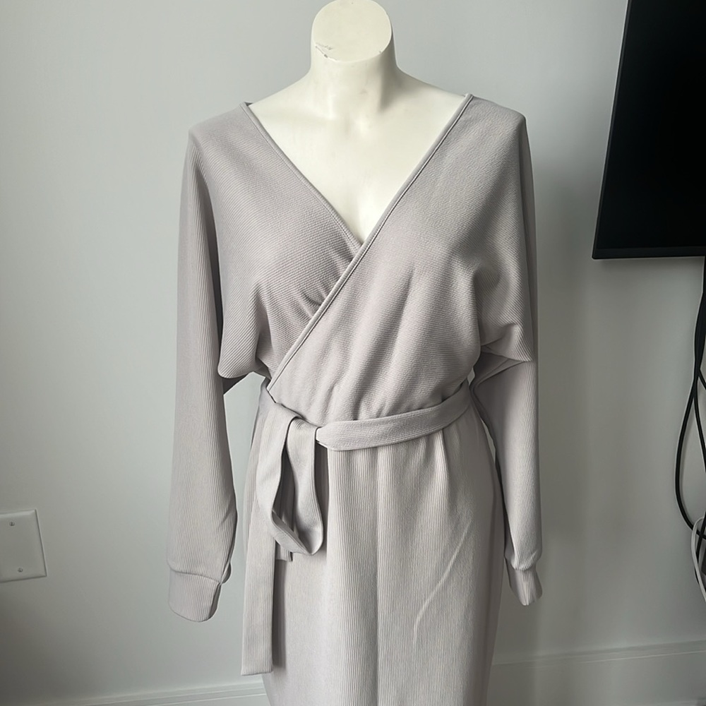 ✨Sale✨ Grey bellow knee Dress